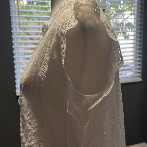 - White house sleeveless eyelet top NWT. Size Small. - Picture 3 of 4